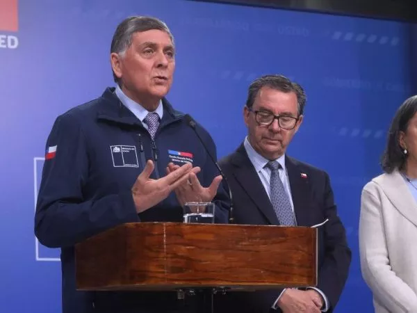 Biministro Claudio Alvarado en punto de prensa
