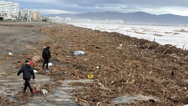 Playa de Avenida del Mar en La Serena queda llena de basura y escombros por sistema frontal