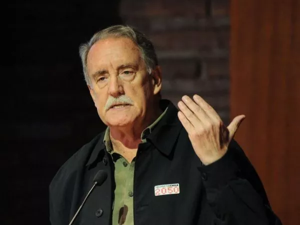 Eduardo Artés saluda con un 
