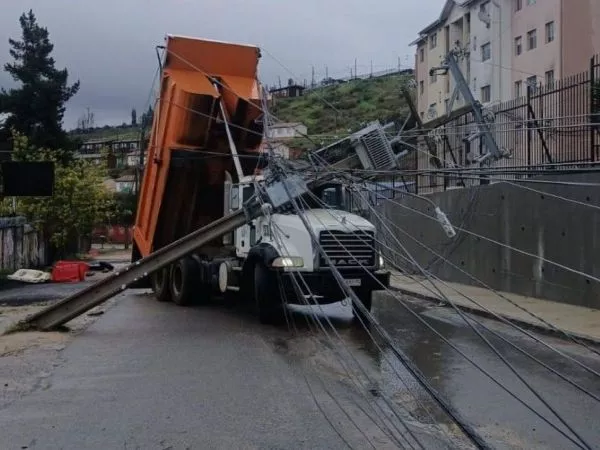 Camión tolva arrasó poste del tendido eléctrico en Quilpué