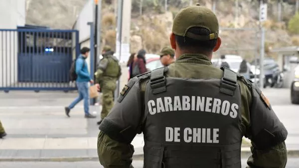 Un parado de espaldas en la vía pública