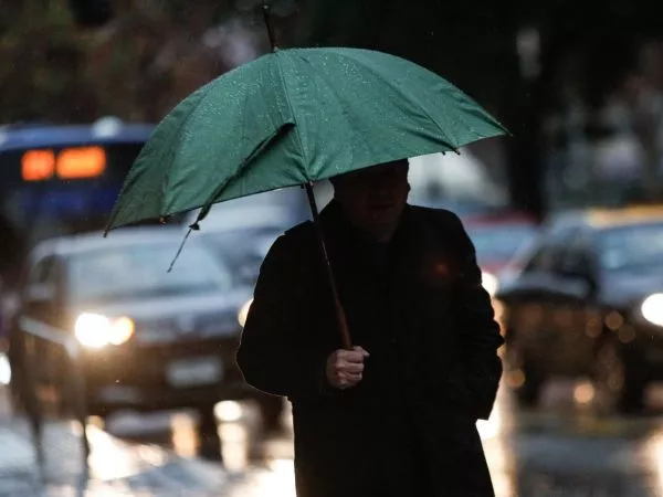 Persona con paragua bajo la lluvia