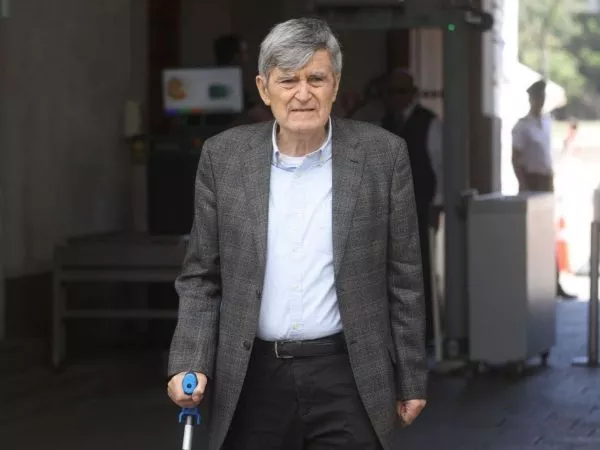 La enfermedad que mantiene internado a Camilo Escalona, histórico dirigente del PS