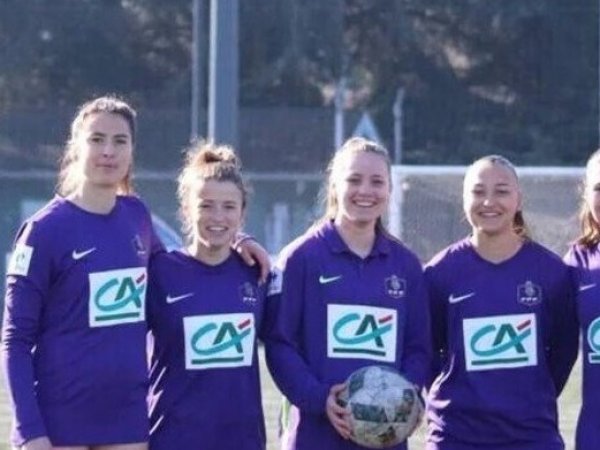 Equipo femenino salió a la cancha con las piernas desnudas como protesta