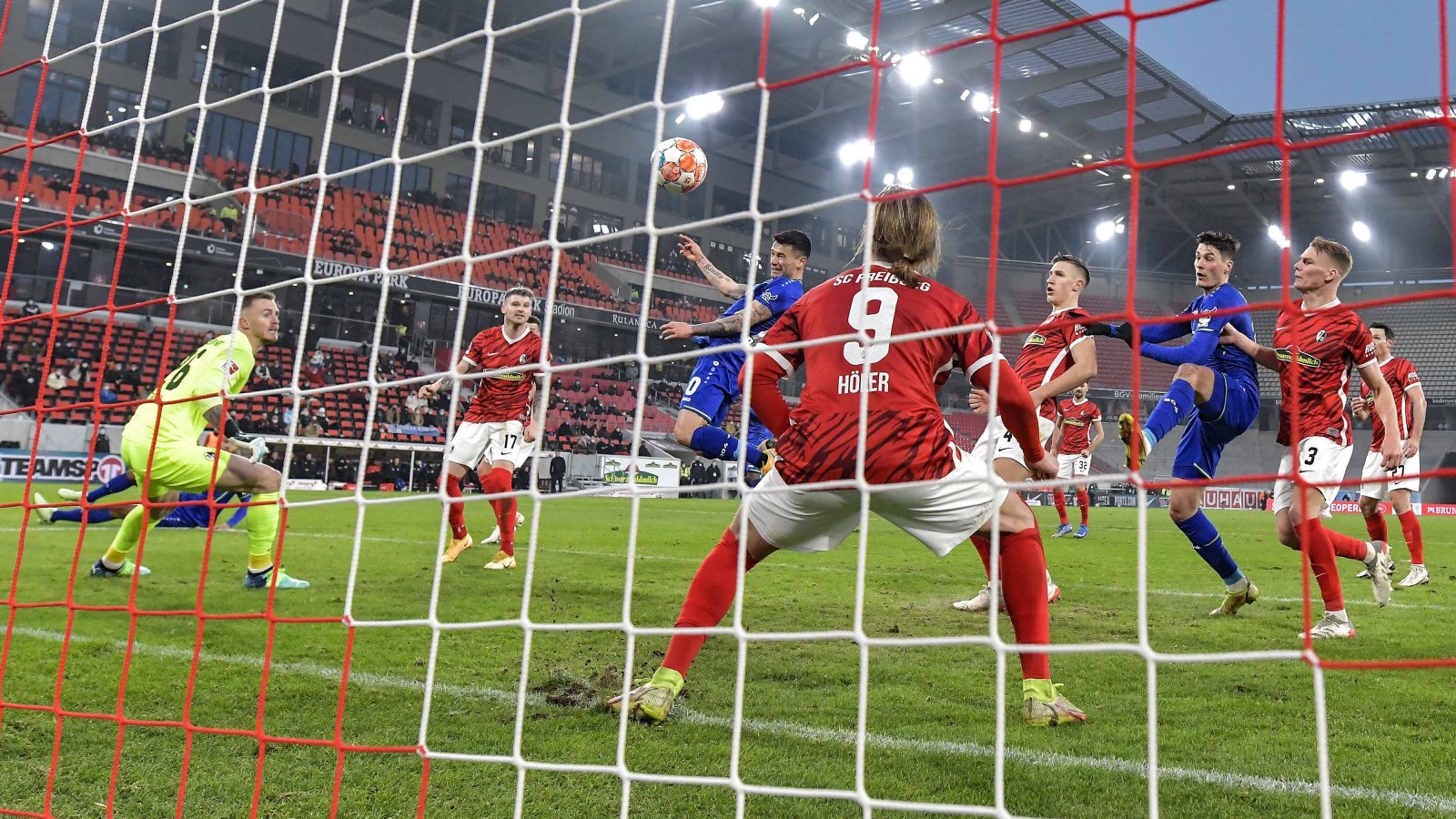 El golazo de Charles Aránguiz que hizo delirar a los hinchas del Bayer Leverkusen