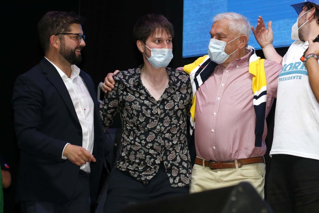 Gabriel Boric celebra junto a su familia tras dar su primer discurso como presidente electo.