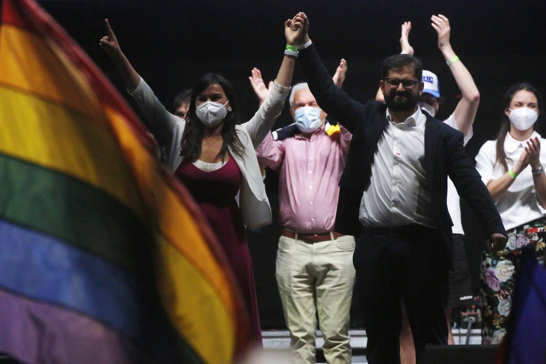 Gabriel Boric e Izkia Siches celebran el triunfo.